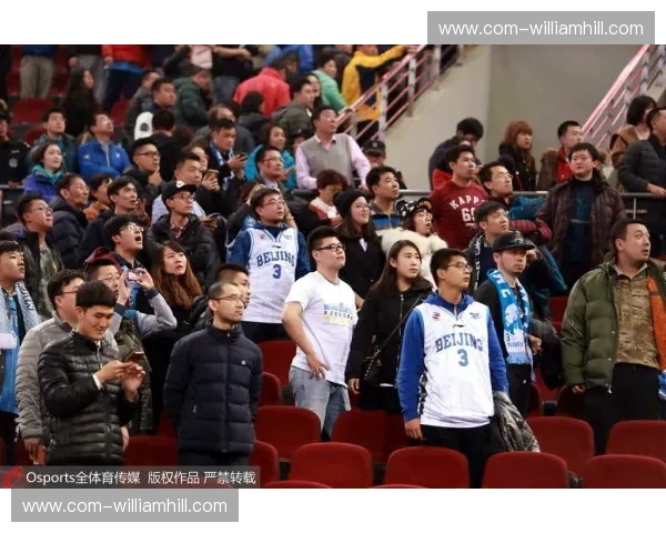 马赛球迷赛后冲击主席包厢 安保关闭通道平息骚乱凸显管理危机